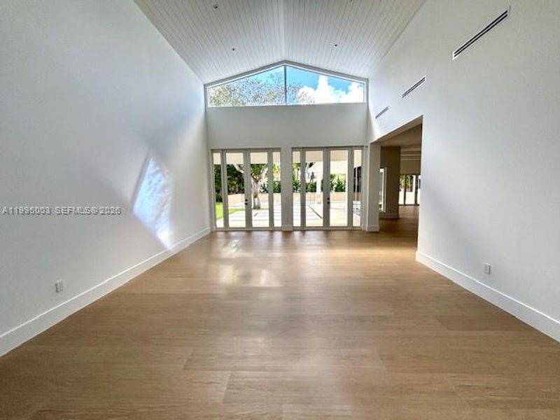 Spacious, unfurnished interior of a new home in , Pinecrest (Image 18).