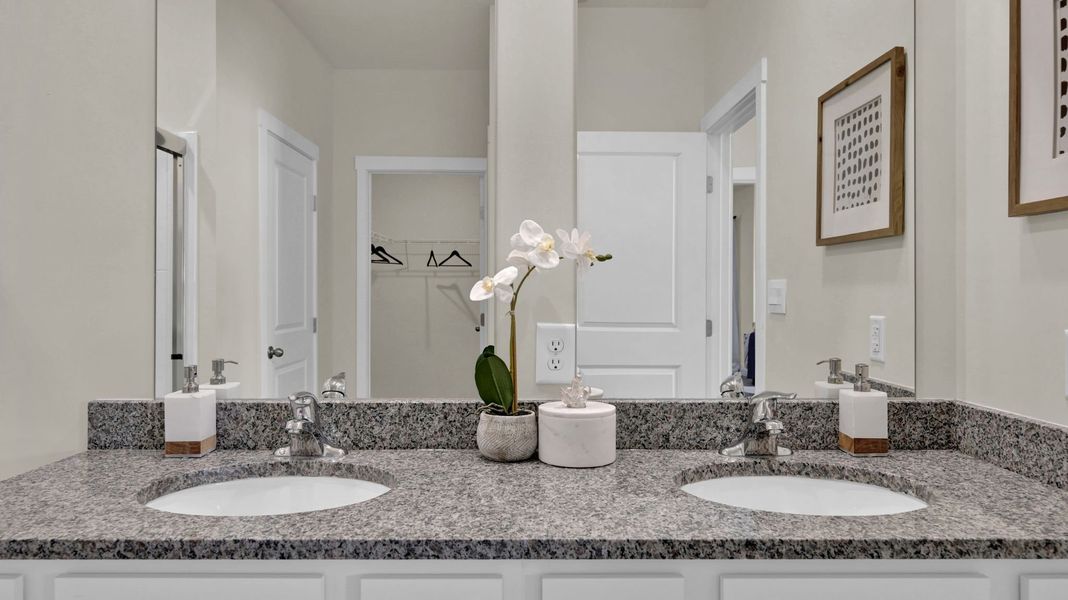 Close-up of interior finishes inside a home in Fairview Hills, Cleveland (Image 18).