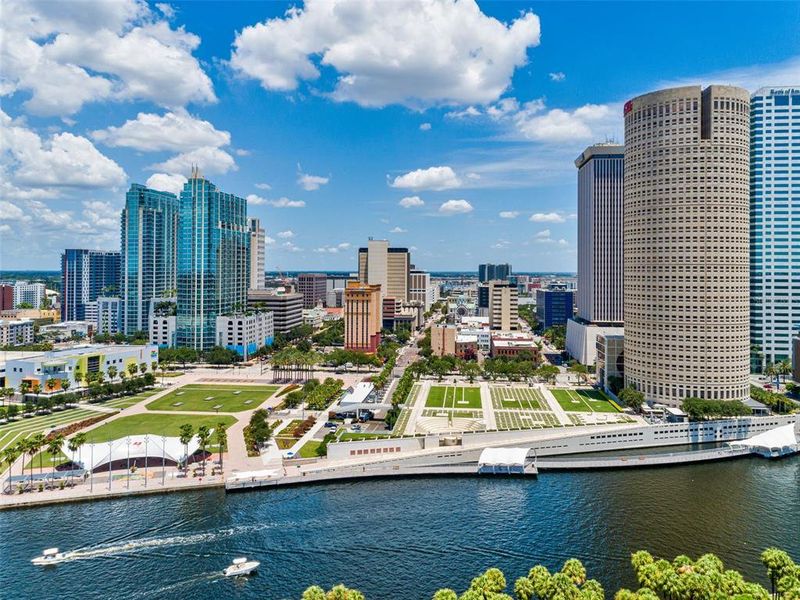 Condo located in Tampa, FL showcasing its design and architecture (Image 5).