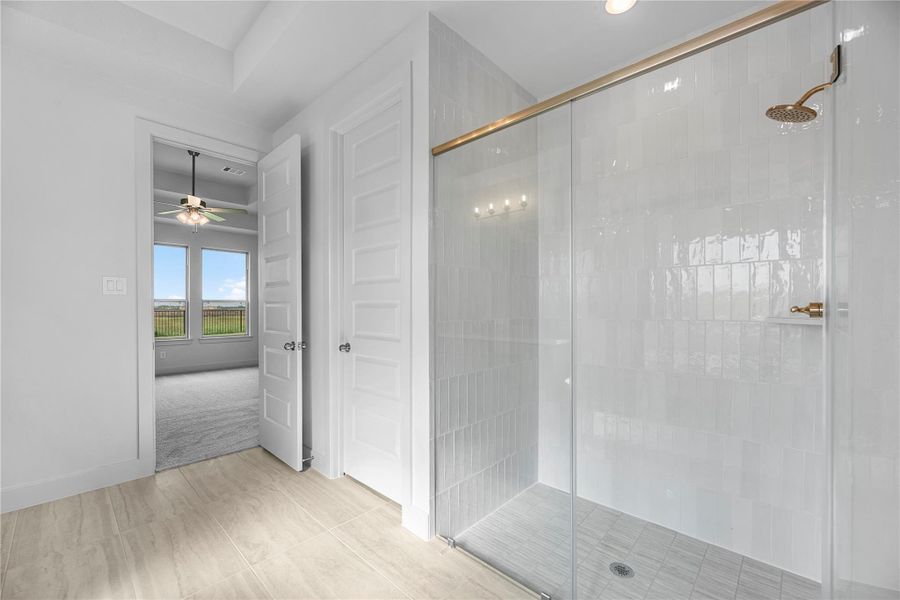 Representative image. Features, selections and colors may vary.