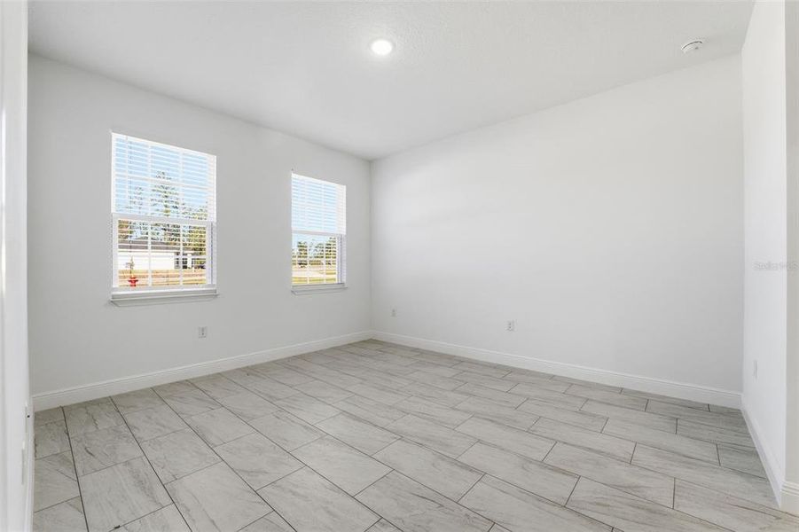 Spacious, unfurnished interior of a new home in , Ocala (Image 24).