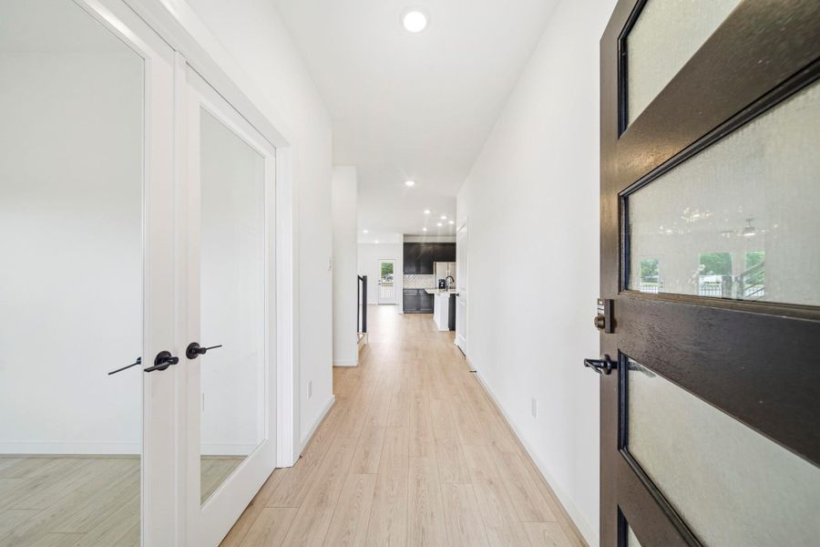 Spacious, unfurnished interior of a new home in Lake Conroe Cove, Willis (Image 13).