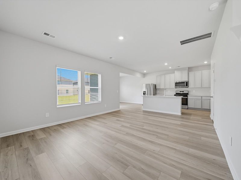Spacious, unfurnished interior of a new home in Pleasant Brook, Greenville (Image 9).
