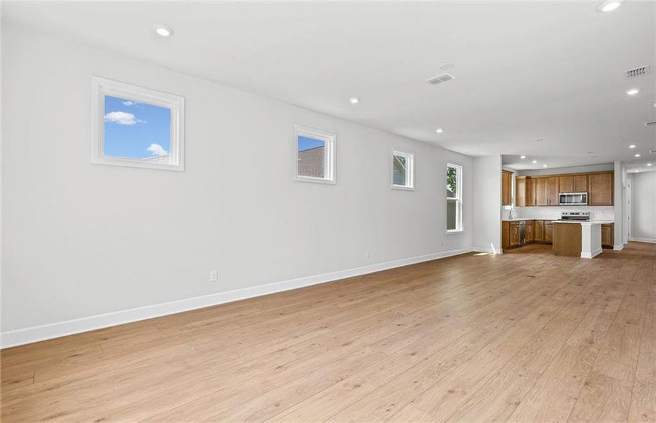 Spacious, unfurnished interior of a new home in Del Webb at Lake Oconee, Greensboro (Image 26).