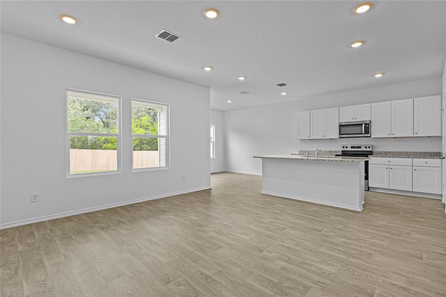 Spacious, unfurnished interior of a new home in Arroyo Ranch, Seguin (Image 19).