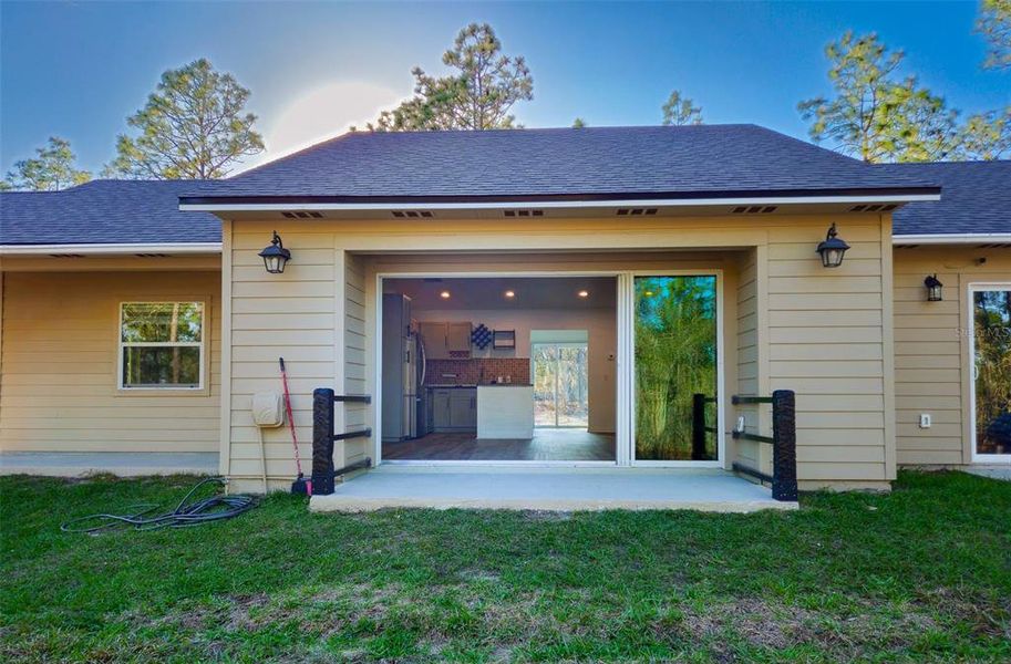 Exterior details and patio area of a home in , Dunnellon (Image 16).