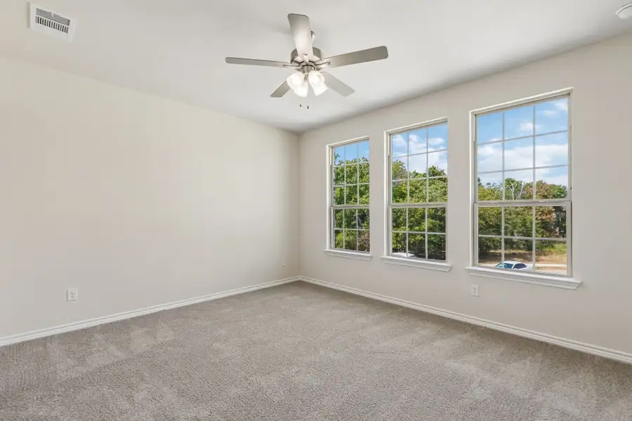Spacious, unfurnished interior of a new home in Eagle Cove, Denton (Image 22).