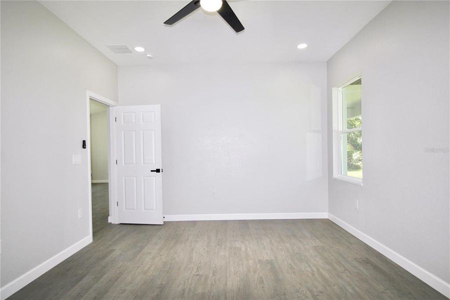 Spacious, unfurnished interior of a new home in , Sebring (Image 23).