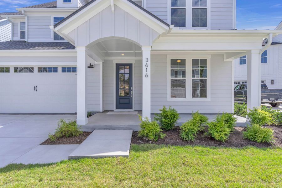 Representative exterior details of a home built from the The Hampton by RobuckHomes in Stonehenge, Raleigh (Image 46).