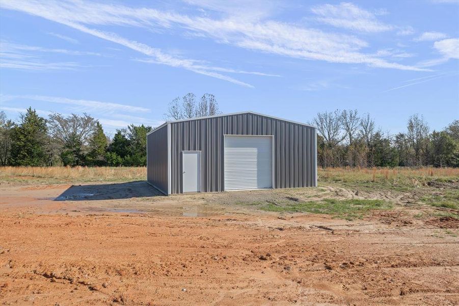 30x30 shop on concrete with bay door