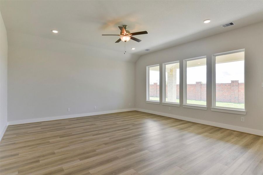 Spacious, unfurnished interior of a new home in Lago Mar, Texas City (Image 15).