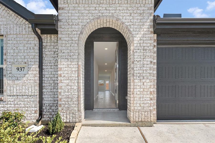Exterior details and patio area of a home in Eagle Glen Elements, Alvarado (Image 27).