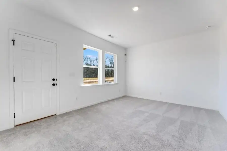 Spacious, unfurnished interior of a new home in Rosewood Farm, Lawrenceville (Image 23).