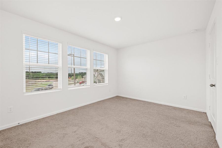 Spacious, unfurnished interior of a new home in Chapel Run, Montgomery (Image 32).