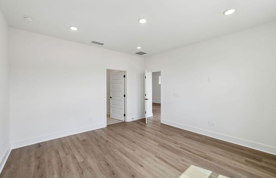 Spacious, unfurnished interior of a new home in Del Webb Barton Village, Lebanon (Image 35).