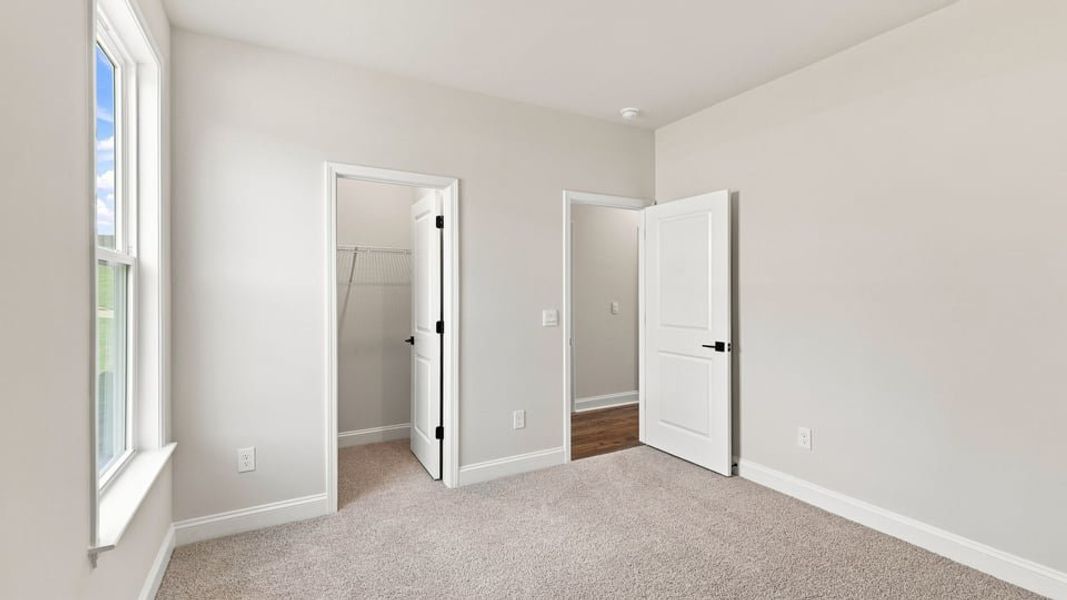 Spacious, unfurnished interior of a new home in Shadowood, Seneca (Image 24).