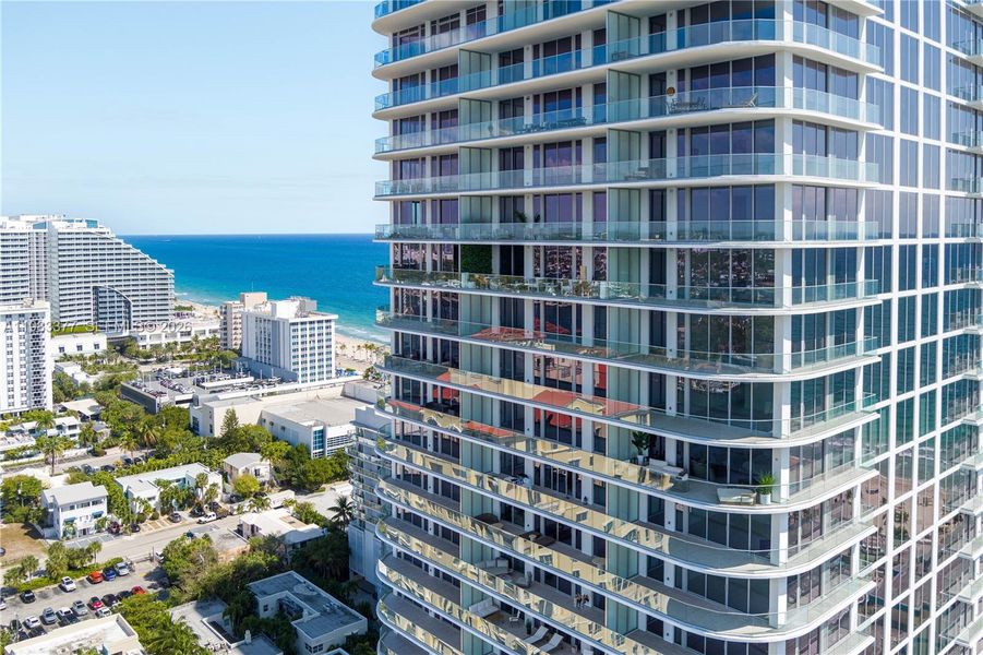 Condo located in Fort Lauderdale, FL showcasing its design and architecture (Image 32).