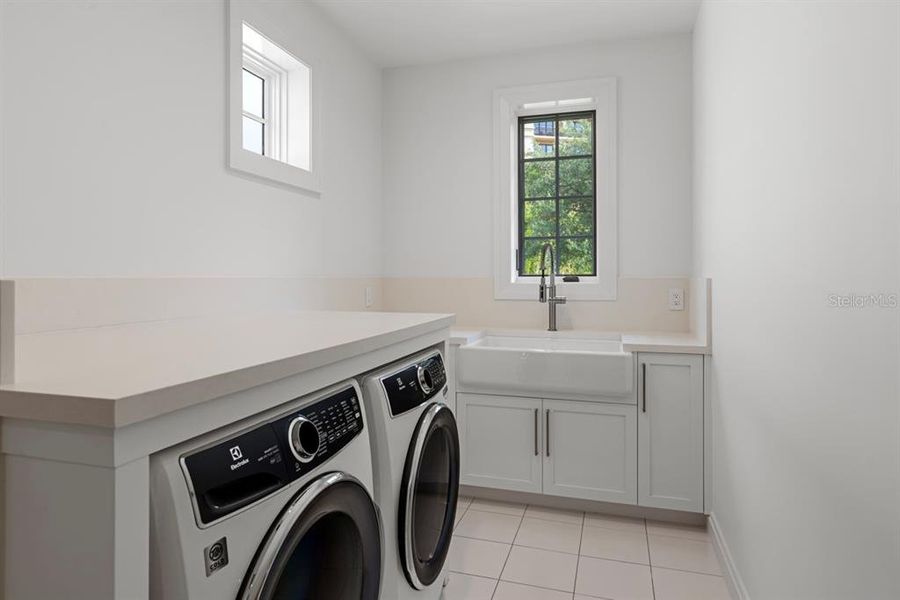 Furnished interior view inside a new home in , Orlando (Image 44).