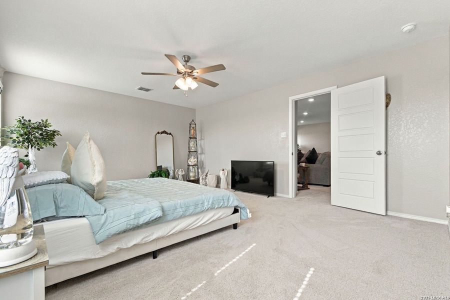 Furnished interior view inside a new home in Red Hawk Landing, San Antonio (Image 33). Furnished interior view inside a new home in Red Hawk Landing, San Antonio (Image 33).