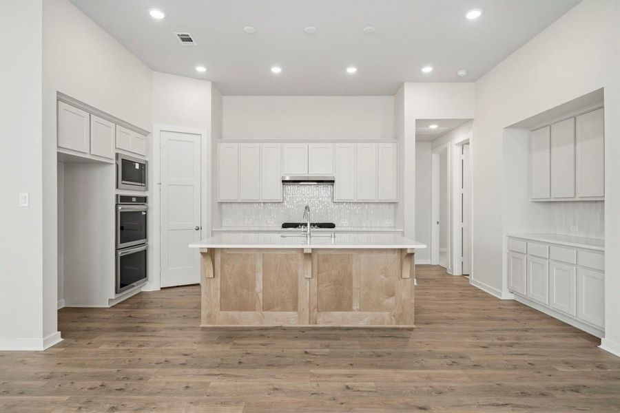 Double the oven, double the possibilities! Whether you’re baking holiday cookies or hosting a dinner party, this kitchen is ready to handle it all because why choose between dinner and dessert when you can bake both at once?