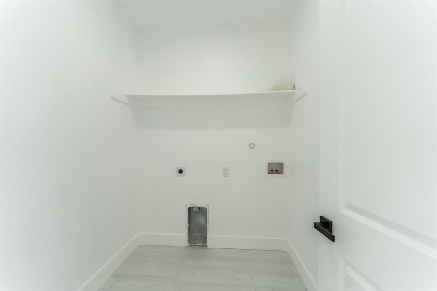 Spacious, unfurnished interior of a new home in , Sulphur Springs (Image 15).