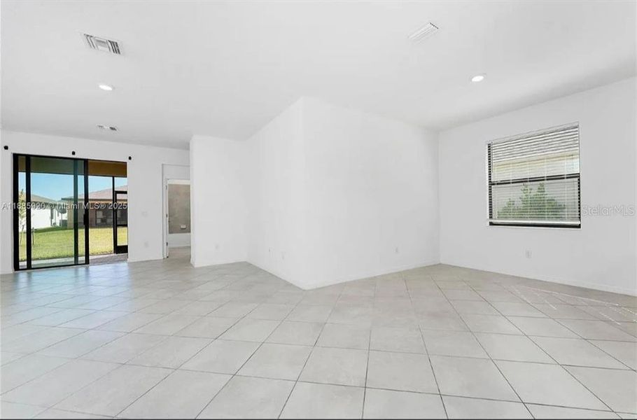 Spacious, unfurnished interior of a new home in , Port Charlotte (Image 14).