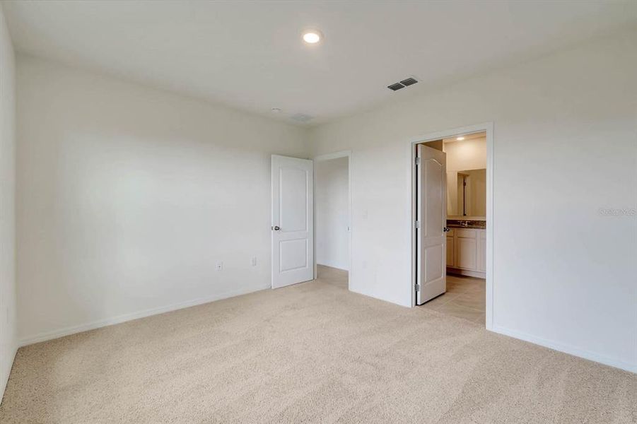 Spacious, unfurnished interior of a new home in Timberwalk, Mount Dora (Image 9).