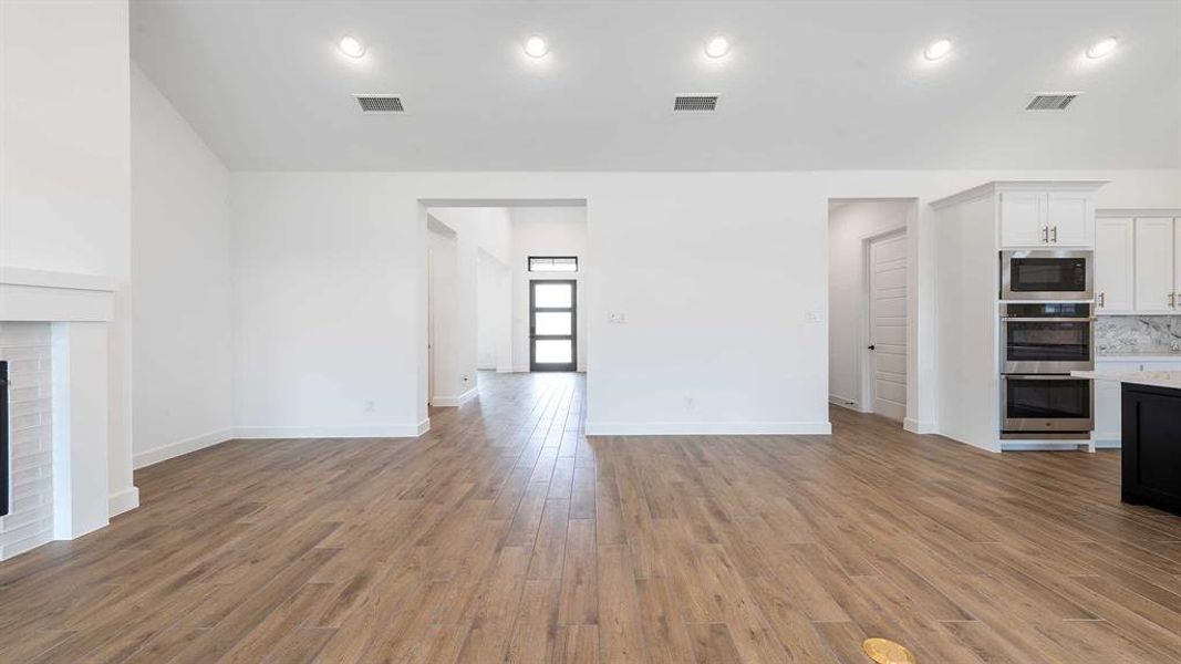 Spacious, unfurnished interior of a new home in Terraces 72', Rockwall (Image 17).