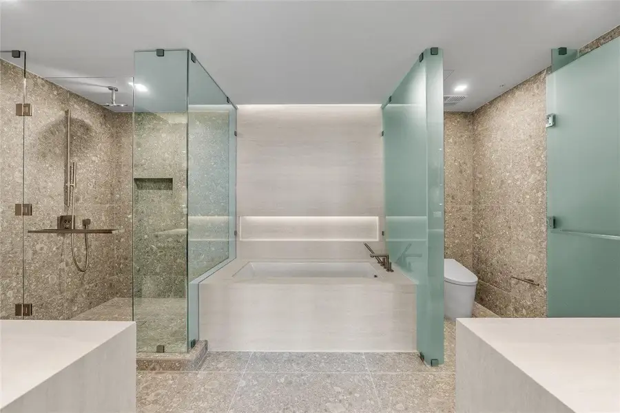 Separate Tub & Shower Separate Tub & Shower