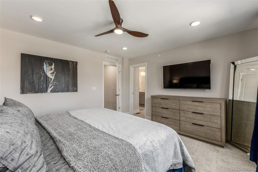 Primary with ensuite Primary with ensuite