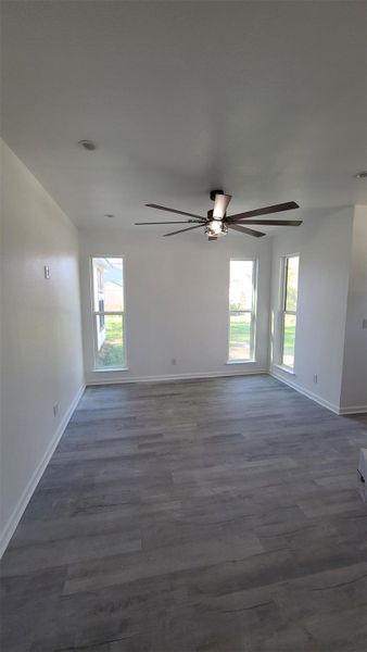 Spacious, unfurnished interior of a new home in , La Marque (Image 4).