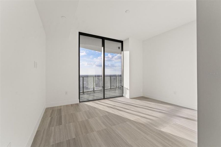 Spacious, unfurnished interior of a new home in , Tampa (Image 55).