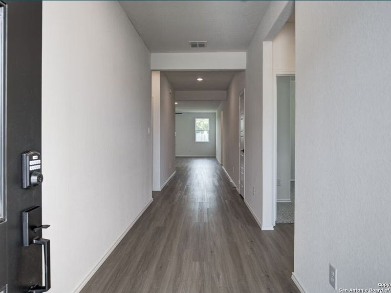 Spacious, unfurnished interior of a new home in Hannah Heights, Seguin (Image 7).