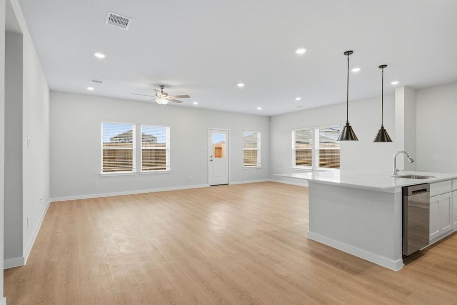 Spacious, unfurnished interior of a new home in Sunterra Lakes, Brookshire (Image 18).