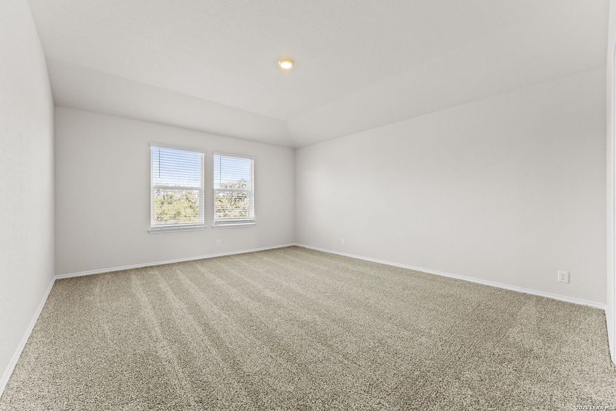 Spacious, unfurnished interior of a new home in Redbird Ranch, San Antonio (Image 27).
