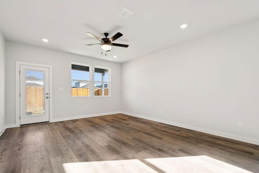 Spacious, unfurnished interior of a new home in Stallion Run, Buda (Image 27).