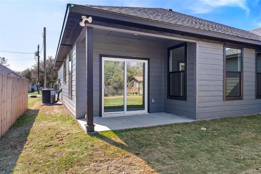 Exterior details and patio area of a home in , Granbury (Image 3).