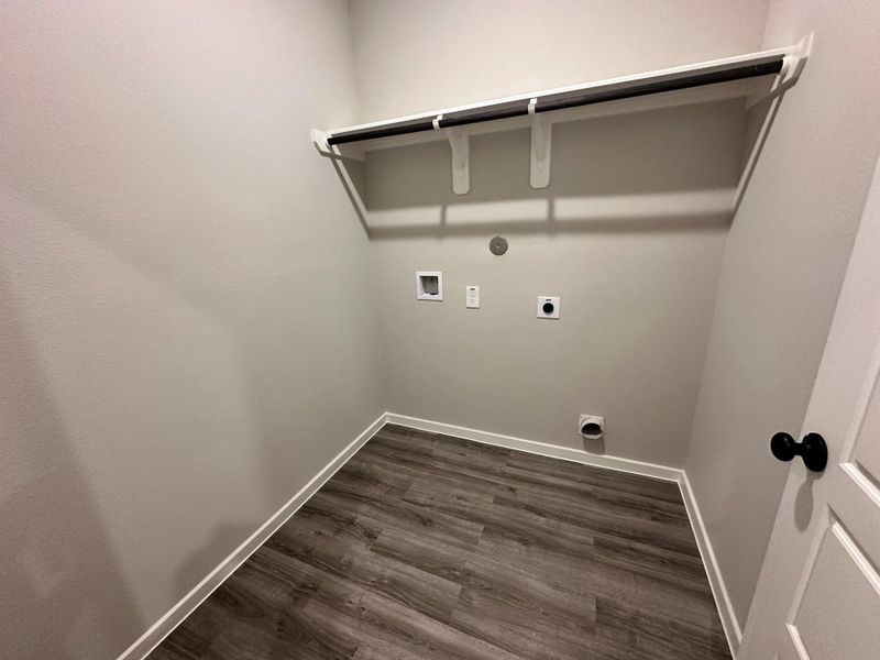 Spacious, unfurnished interior of a new home in , Iowa Colony (Image 7).