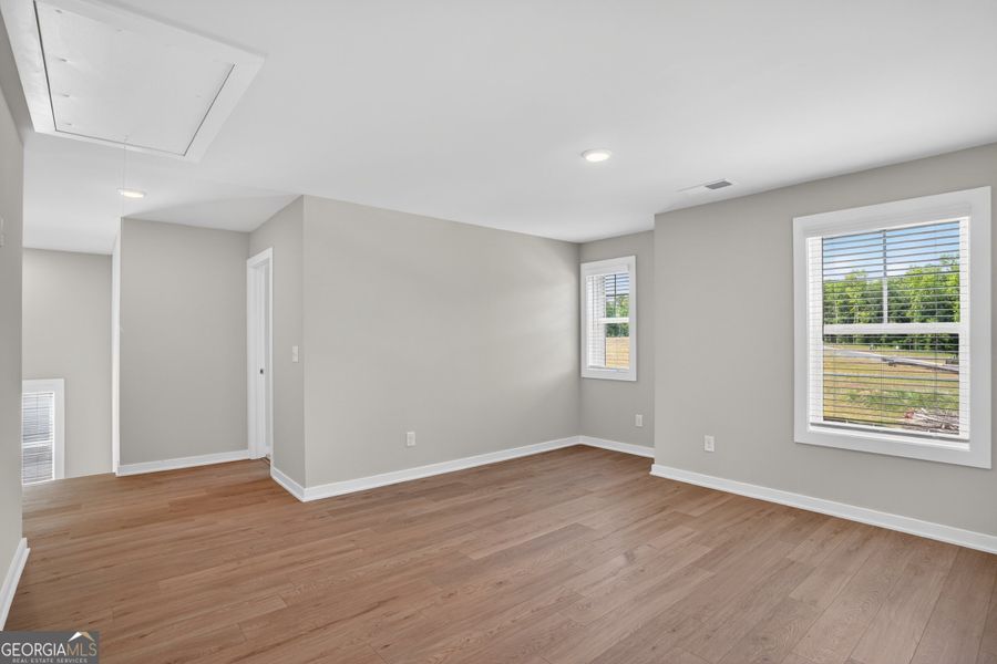 Spacious, unfurnished interior of a new home in The Fairways at Mirror Lake, Villa Rica (Image 26).