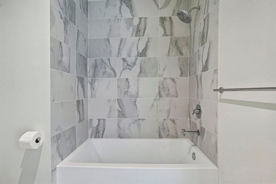 31-web-or-mls-Biscayne Blvd 201-S0409-03