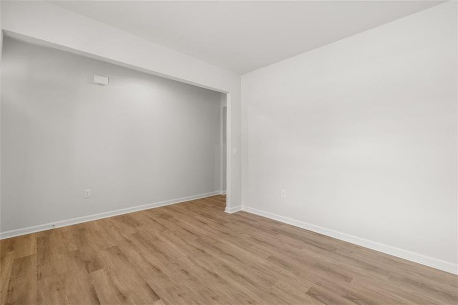 Spacious, unfurnished interior of a new home in Oakleigh Glen, Dallas (Image 15).
