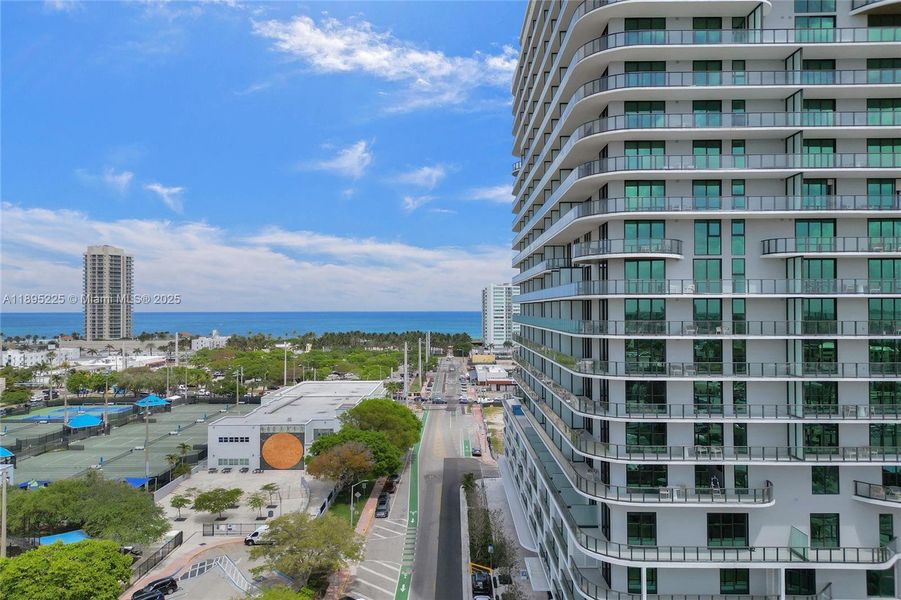 Condo located in Miami, FL showcasing its design and architecture (Image 25).
