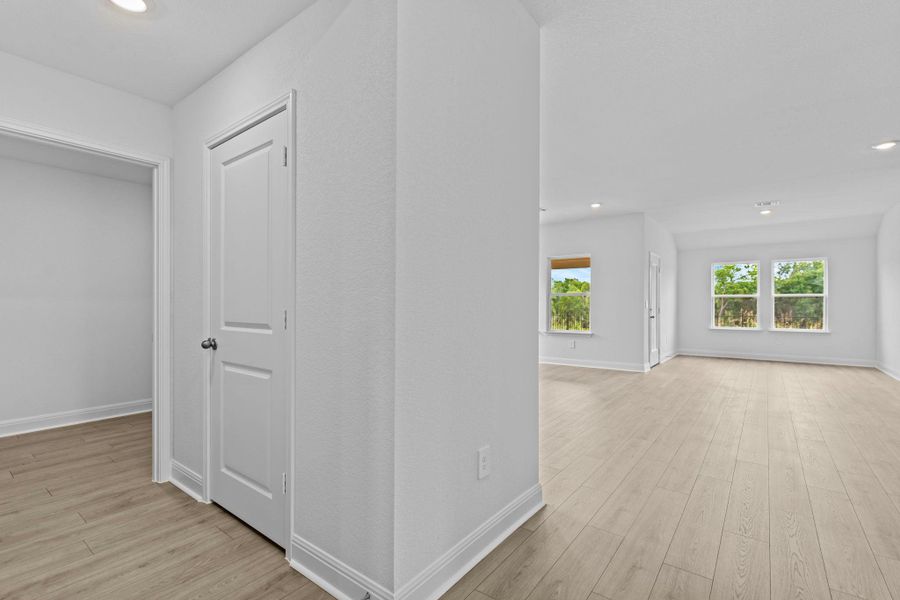 Spacious, unfurnished interior of a new home in Riverview, Georgetown (Image 23).