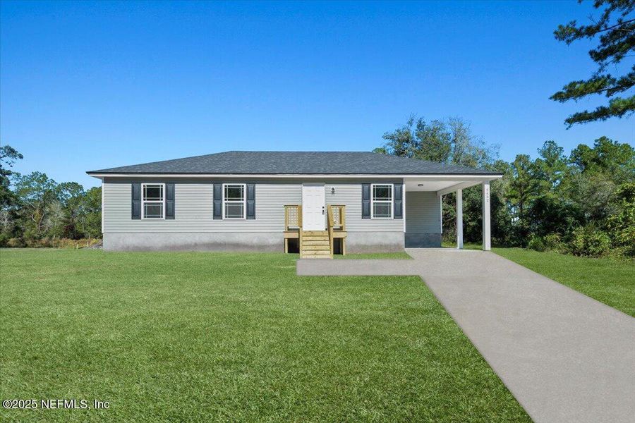 Exterior details and patio area of a home in , Keystone Heights (Image 2).