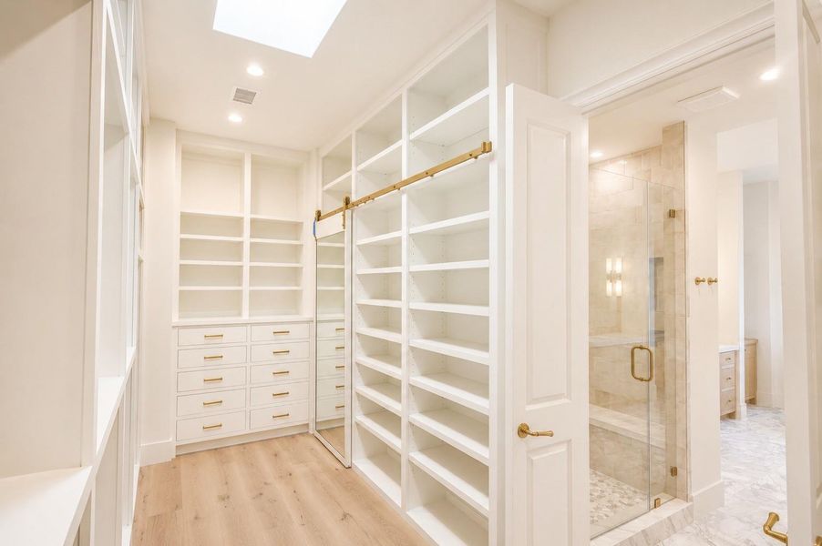 Spacious, unfurnished interior of a new home in , Houston (Image 21).
