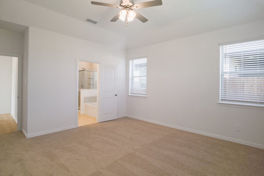 Spacious, unfurnished interior of a new home in Saratoga, Aubrey (Image 22).
