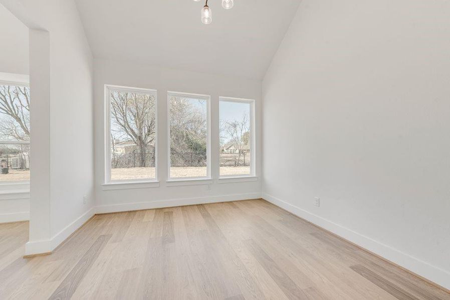 Spacious, unfurnished interior of a new home in Heath Golf & Yacht Club, Heath (Image 22).