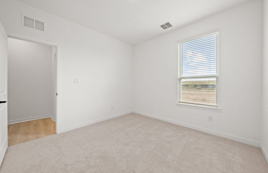 Spacious, unfurnished interior of a new home in Sunfield, Buda (Image 23).