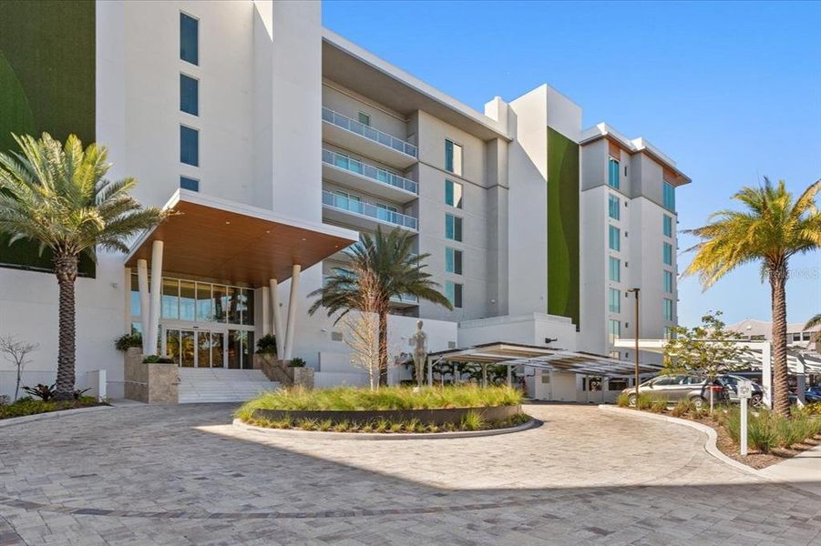 Condo located in Clearwater, FL showcasing its design and architecture (Image 13).