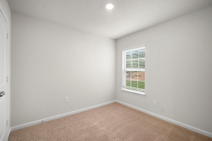 Spacious, unfurnished interior of a new home in Sweetwater Ridge, Conroe (Image 13).